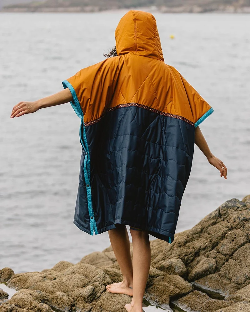 Outback Pull Over Surf-Poncho - Glasierter Ingwer/Tiefes Marineblau
