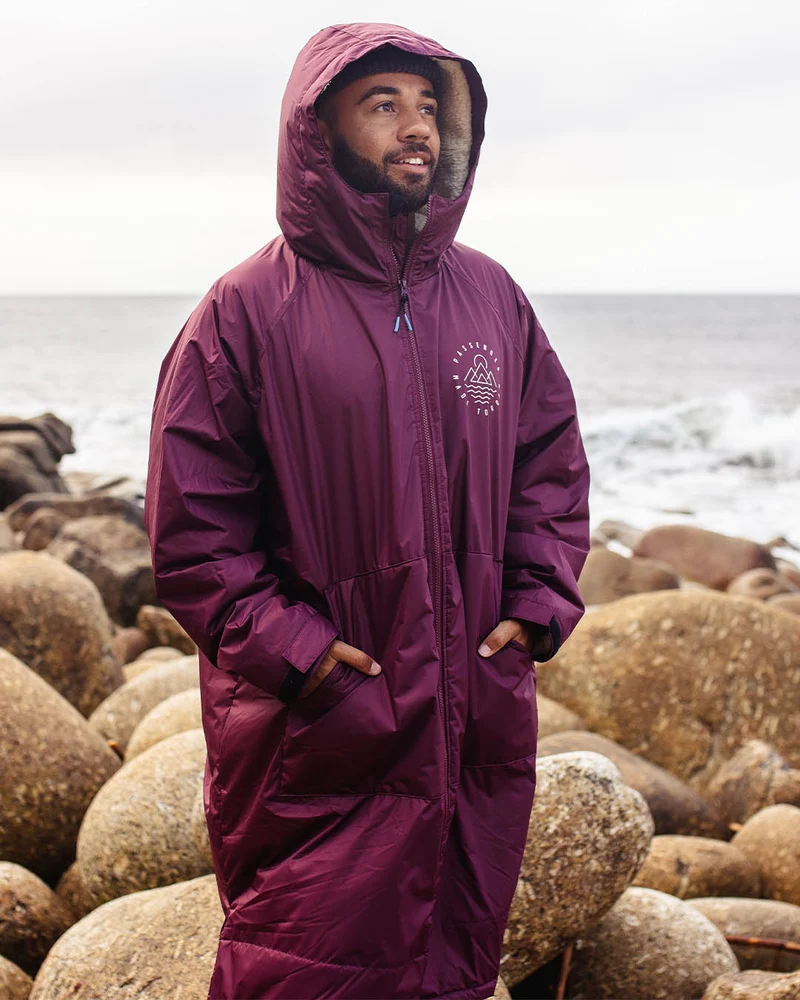 Escapism Sherpa Lined Changing Robe - Windsor Wine Escapism Sherpa Gefütterter Surf-Poncho - Windsor Wine