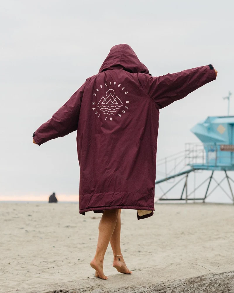 Escapism Sherpa Lined Changing Robe - Windsor Wine Escapism Sherpa Gefütterter Surf-Poncho - Windsor Wine