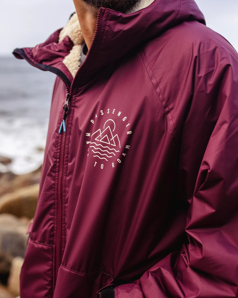 Escapism Sherpa Lined Changing Robe - Windsor Wine Escapism Sherpa Gefütterter Surf-Poncho - Windsor Wine
