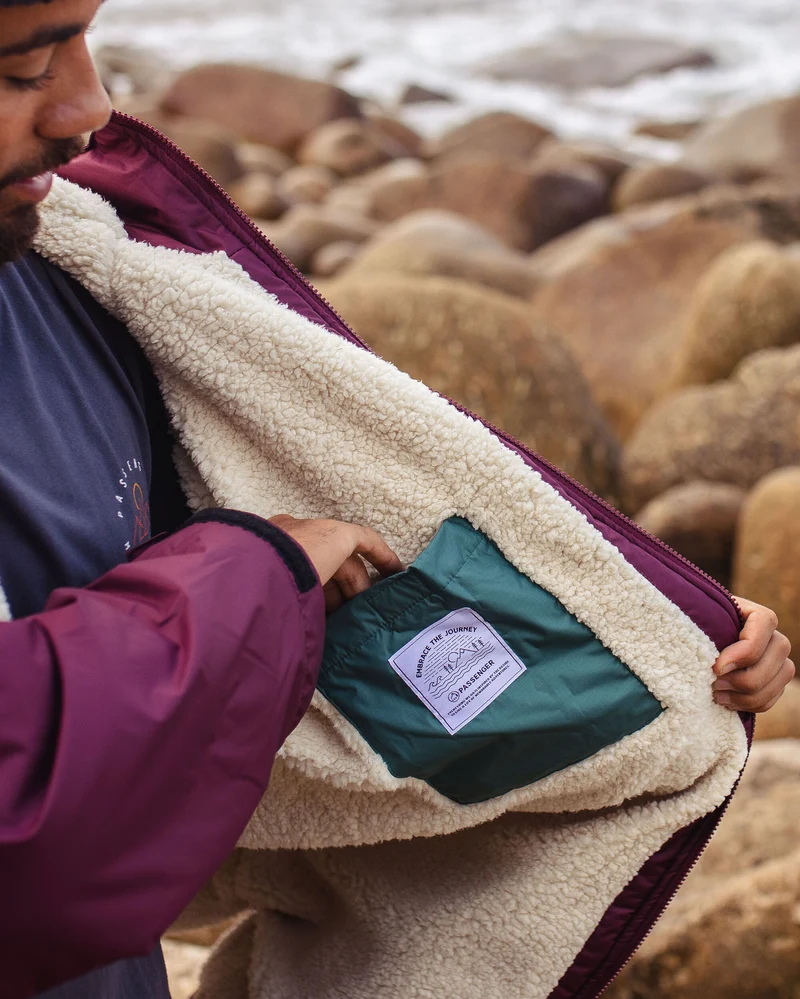Escapism Sherpa Lined Changing Robe - Windsor Wine Escapism Sherpa Gefütterter Surf-Poncho - Windsor Wine