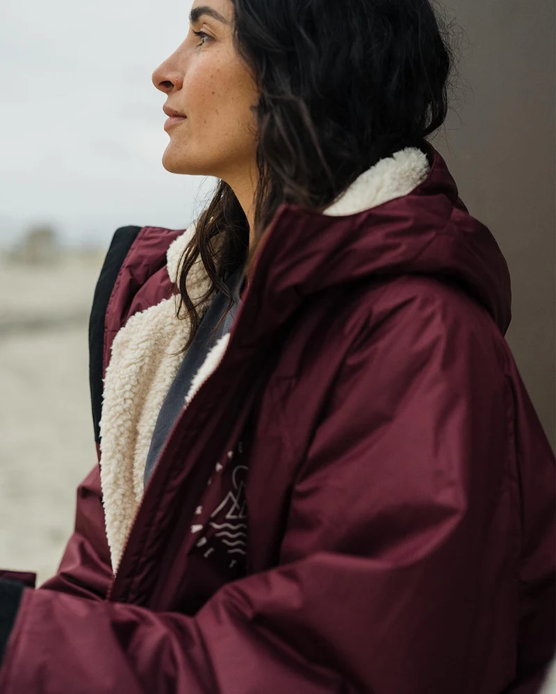 Escapism Sherpa Lined Changing Robe - Windsor Wine Escapism Sherpa Gefütterter Surf-Poncho - Windsor Wine