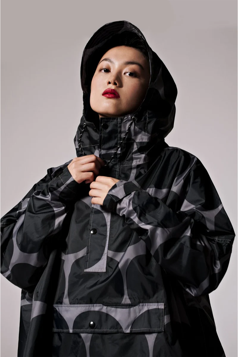 Black Polka Poncho | Black | Regnponcho fra Rainkiss