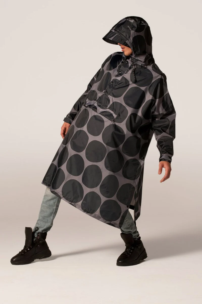 Black Polka Poncho | Black | Regnponcho fra Rainkiss