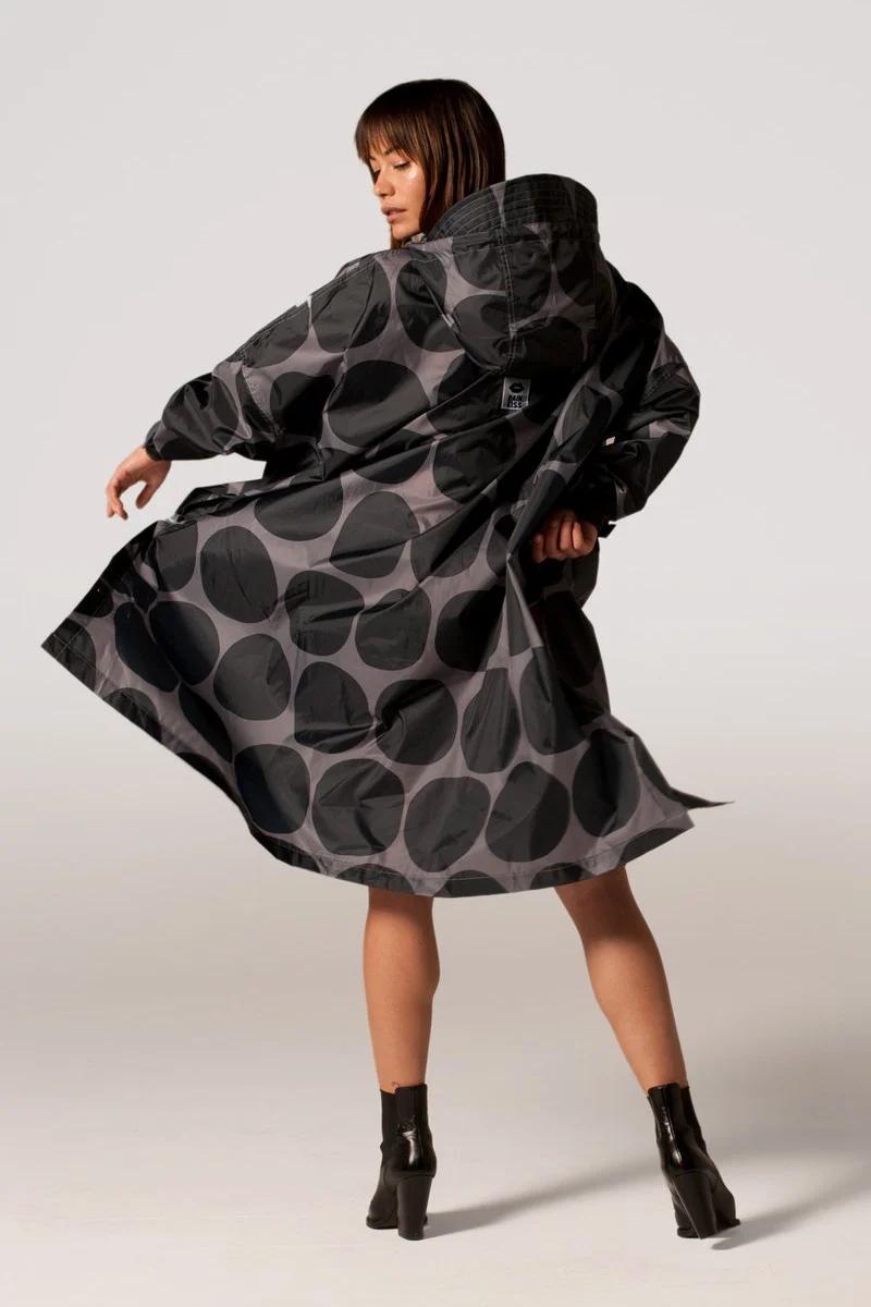 Black Polka Poncho | Black | Regnponcho fra Rainkiss
