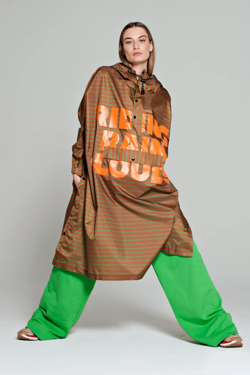 Breton Brown Green Text | Brun | Regnponcho fra Rainkiss