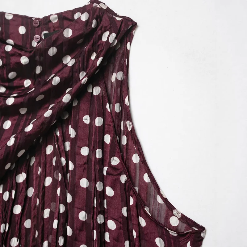 Damen Ärmellose plissierte Chiffonbluse mit Tupfenmuster und Wasserfallkragen Drune