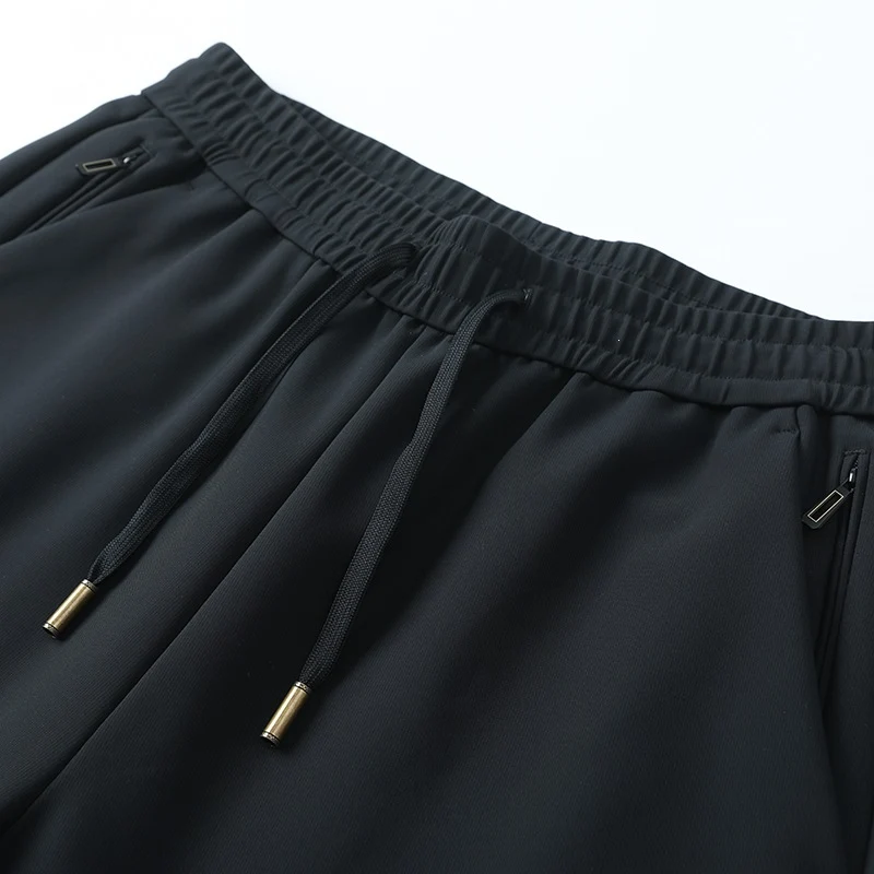 Herren Slim-Tapered Performance-Jogginghose aus wasserabweisendem Funktionsstoff mit elastischem Kordelbund & verdeckten Reißverschlusstaschen Drune