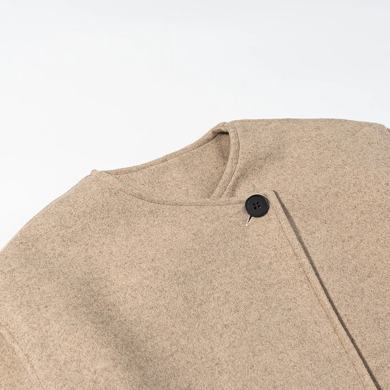 Damen Kurzgeschnittene Woll-Boxyjacke mit asymmetrischer Knopfleiste Drune