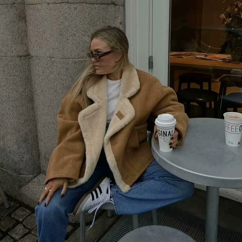 Damen Kurzgeschnittene Fliegerjacke aus Veloursimitat mit Teddyfutter und großem Revers Drune