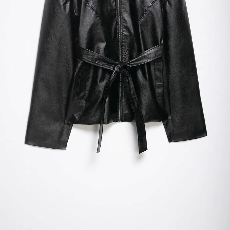 Damen Kurze Kunstlederjacke mit Taillengürtel, Reißverschluss und markantem Kragen Drune