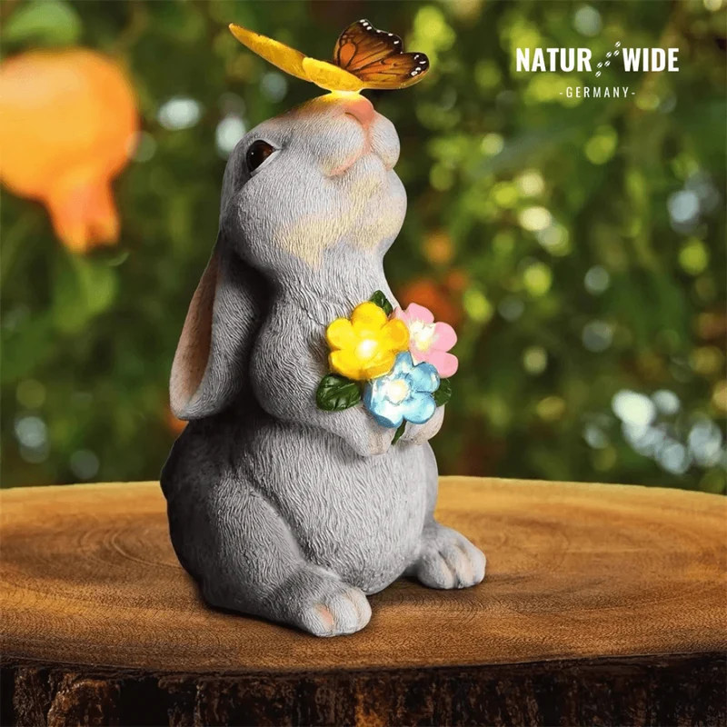 Solar Gartenfigur Hase – Deko Statue mit LED Schmetterling