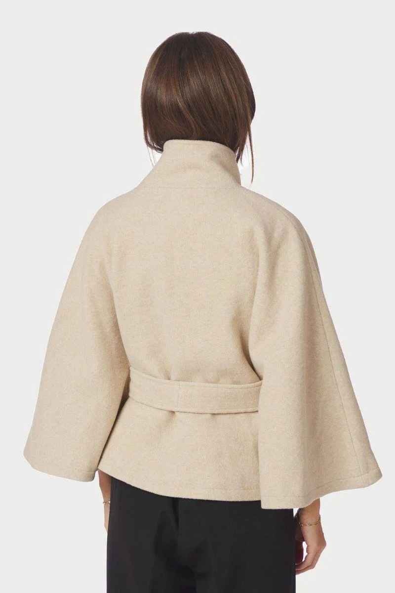 Zanna Cape | Sand | Jakke fra Neo Noir