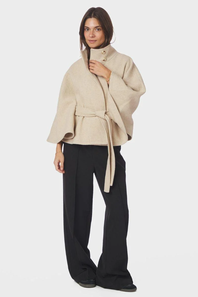 Zanna Cape | Sand | Jakke fra Neo Noir