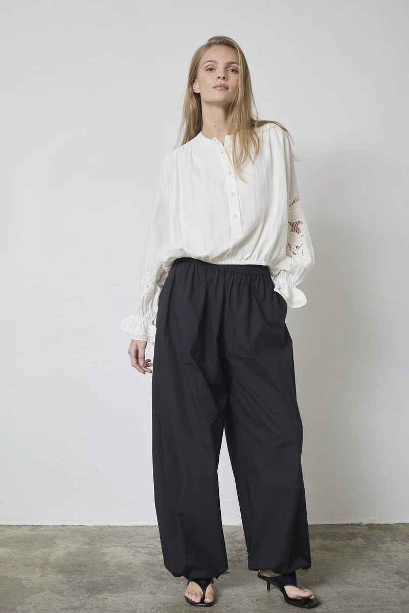 Stina Emb Blouse 45078 | Off white | Top fra Co'couture