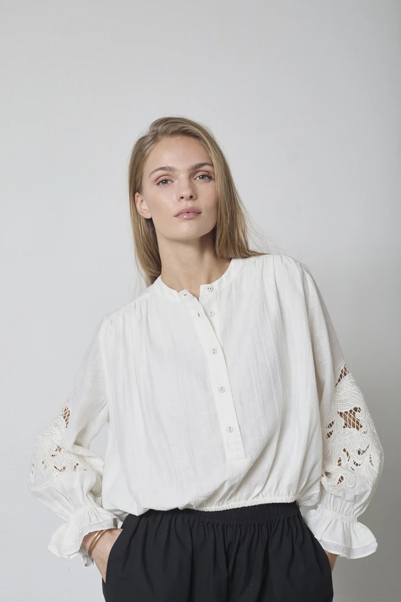 Stina Emb Blouse 45078 | Off white | Top fra Co'couture