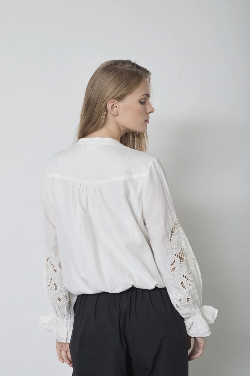 Stina Emb Blouse 45078 | Off white | Top fra Co'couture