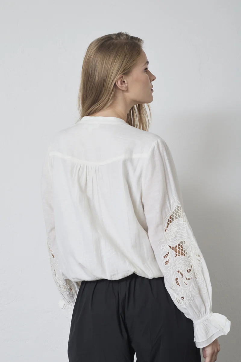 Stina Emb Blouse 45078 | Off white | Top fra Co'couture