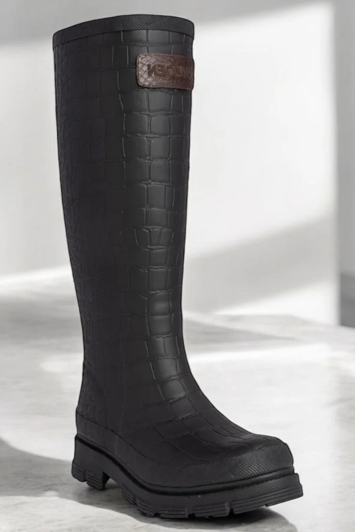 Le Croco Waterproof WL763 | Black | Rubber Boots fra Woden