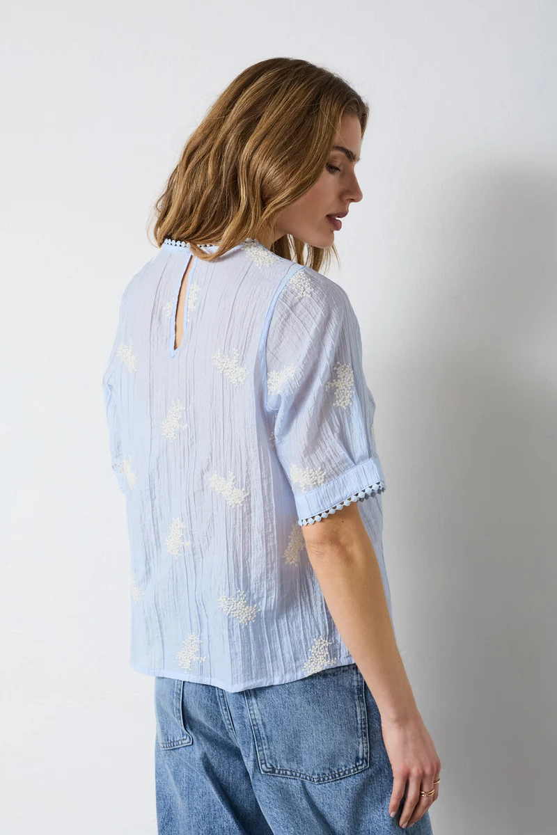 Amelia Emb SS Blouse 45098 | Pale Blue | Top fra Co'couture