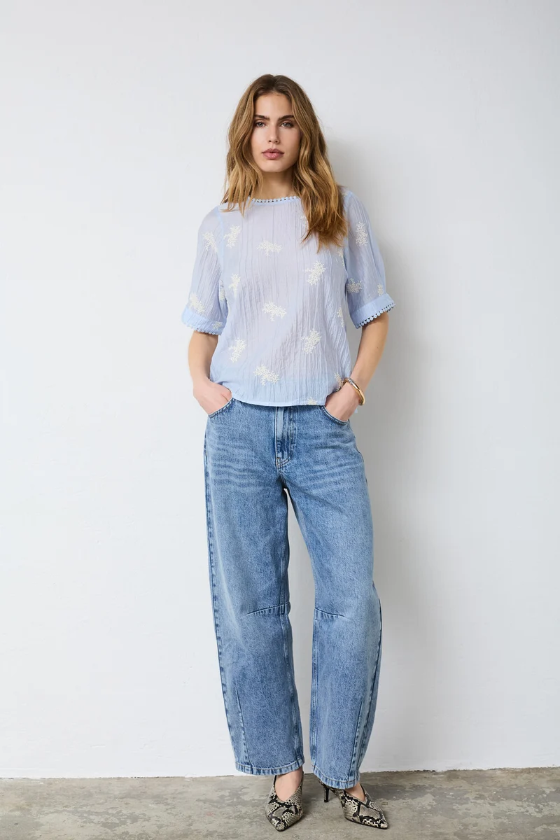 Amelia Emb SS Blouse 45098 | Pale Blue | Top fra Co'couture