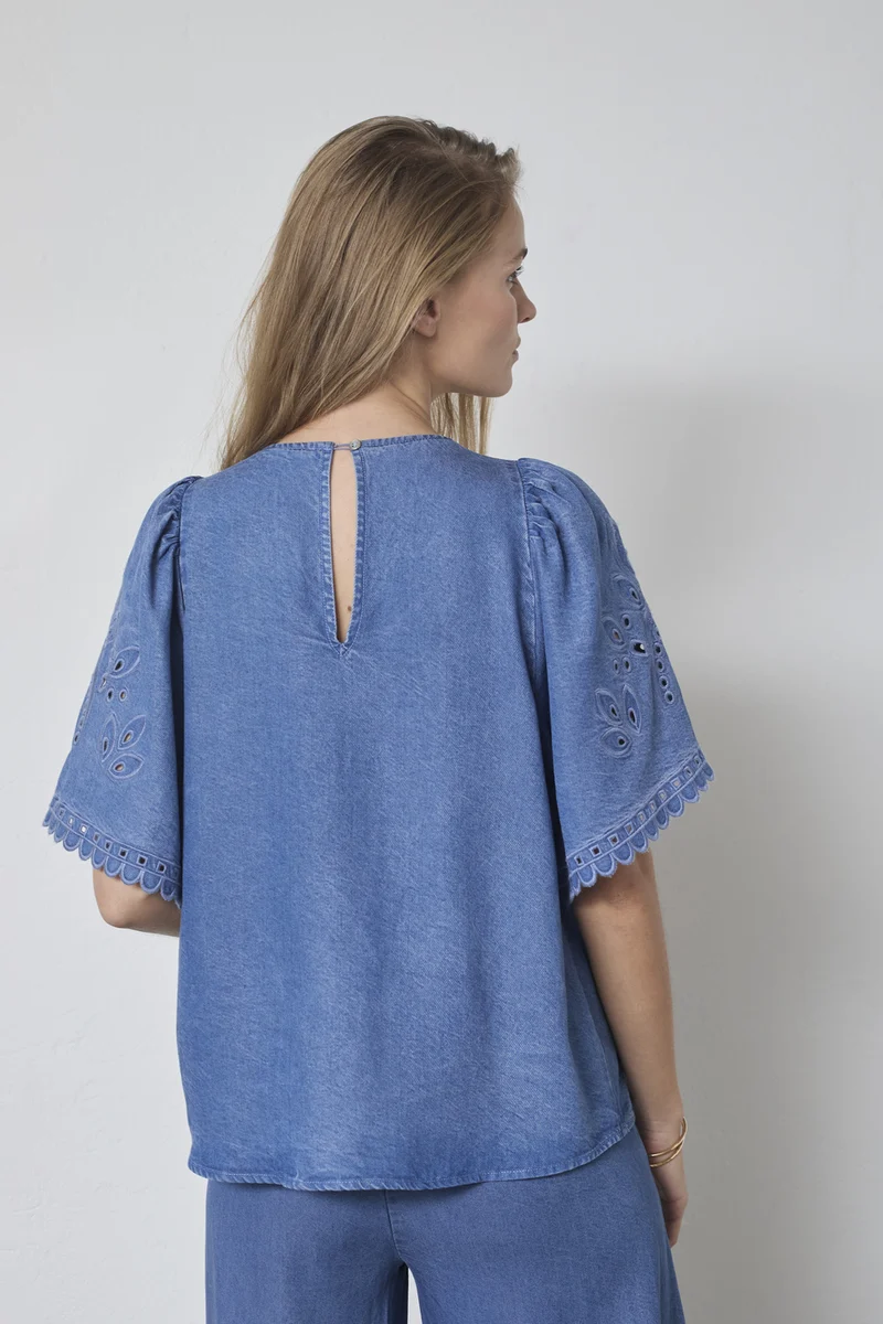 Tilly Emb SS Blouse 45057 | Denim blue | Top fra Co'couture