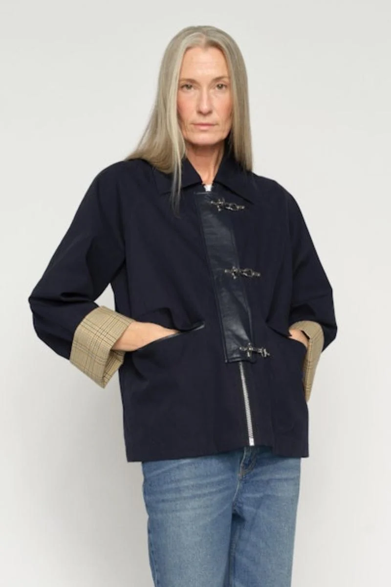 Fallon Mercer Jacket | Salute Navy | Jakke fra Mos Mosh