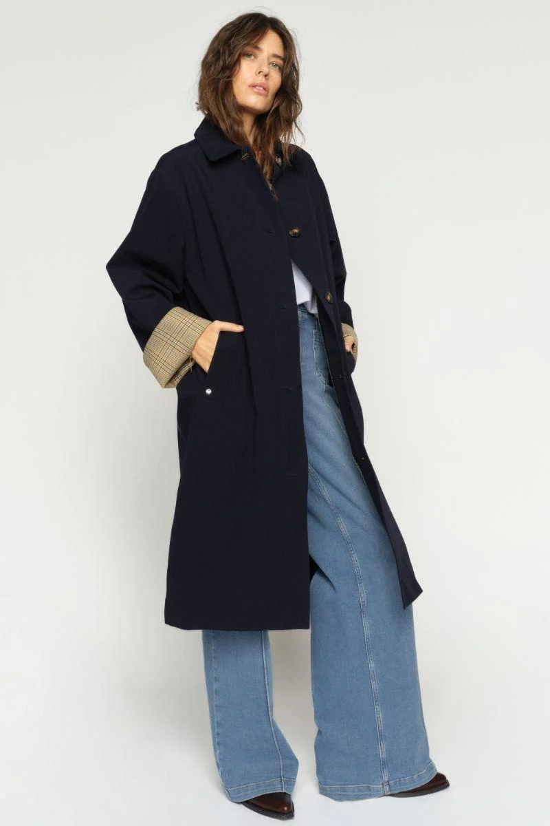 Riko Bora Trenchcoat | Salute Navy | Jakke fra Mos Mosh