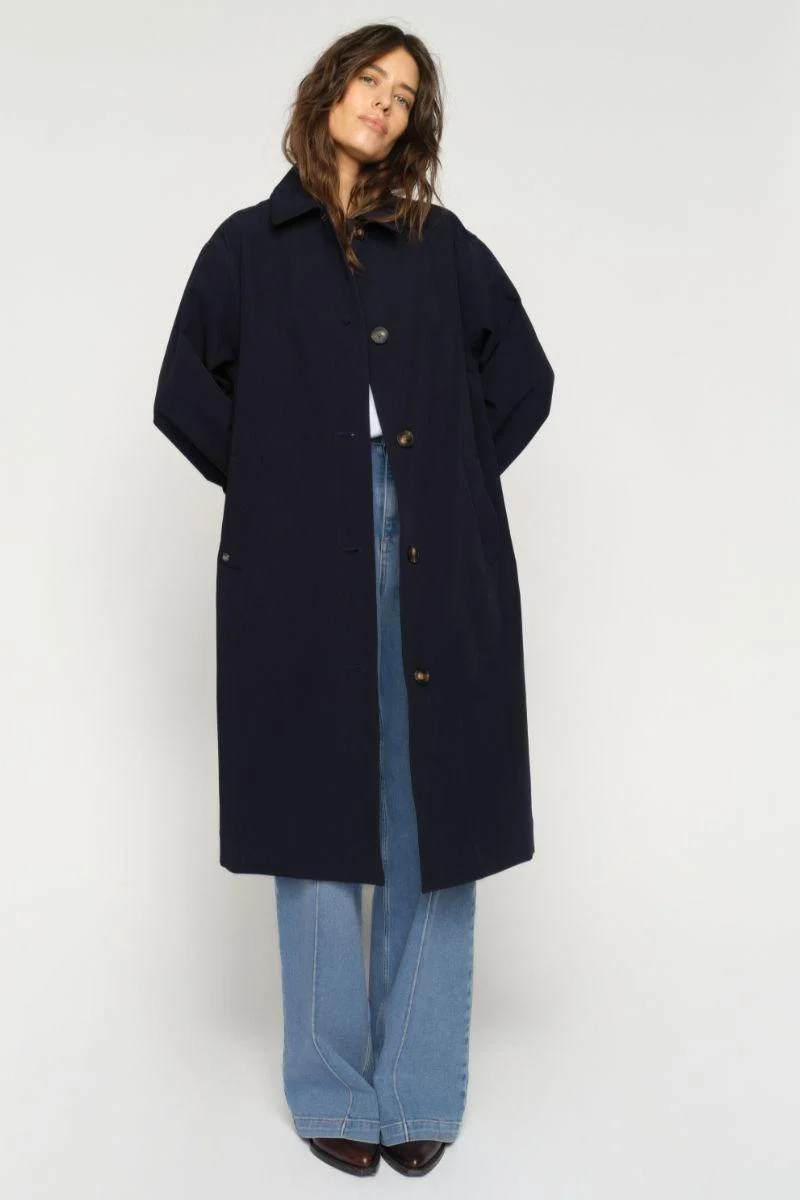 Riko Bora Trenchcoat | Salute Navy | Jakke fra Mos Mosh