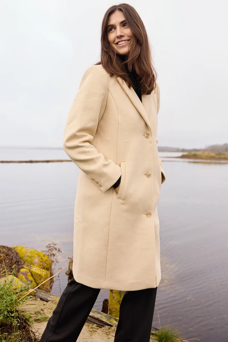 Theo Wool Coat | Sand | Frakke fra French Laundry