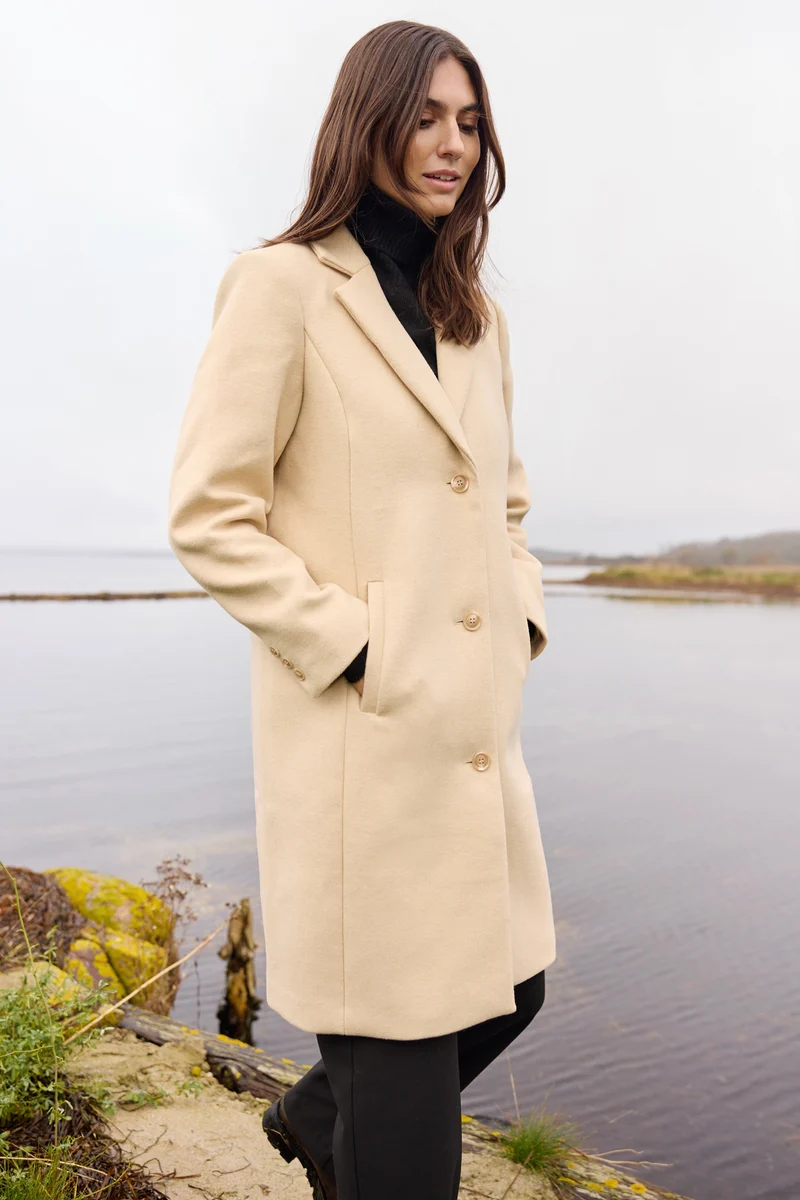 Theo Wool Coat | Sand | Frakke fra French Laundry