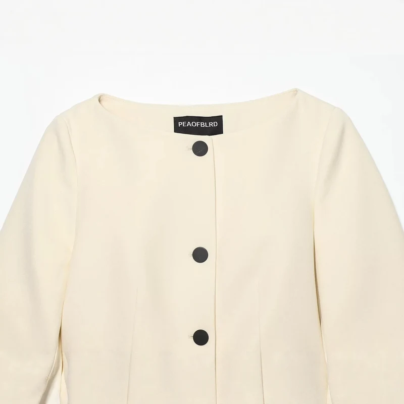 Damen Kurzjacke mit Rundhalsausschnitt, kastiger Silhouette und großen Zierknöpfen Drune