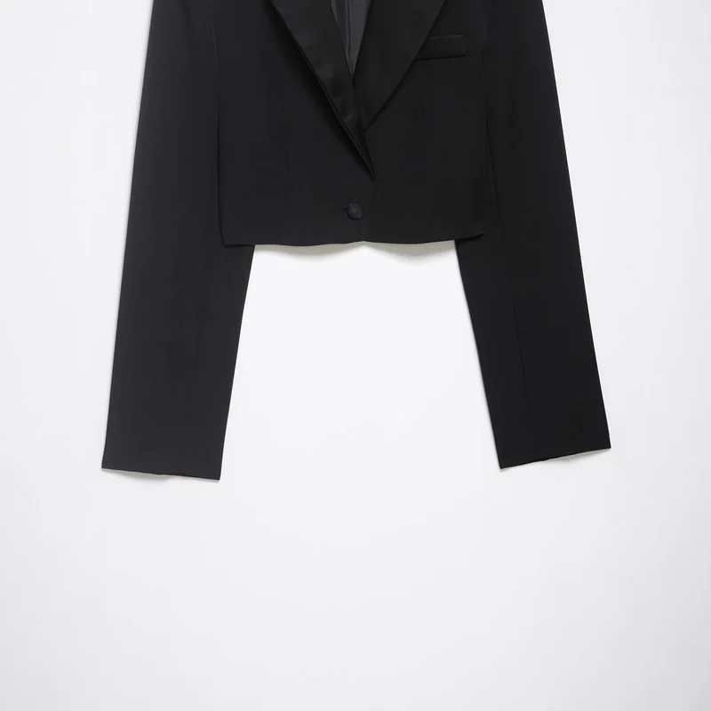 Damen Kurzblazer im Smokingstil mit Satinrevers, taillierter Cropped‑Silhouette Drune