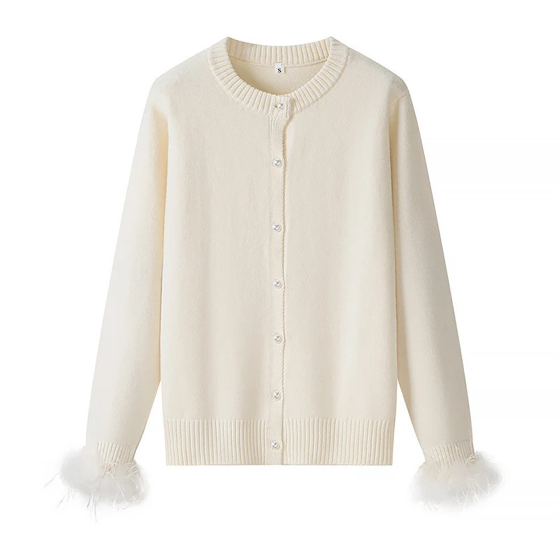 Damen Strickcardigan mit Perlenknopfleiste und Federbesatz Drune
