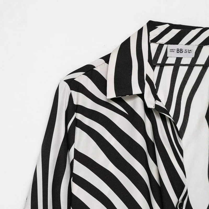 Damen Seidige Oversize-Bluse mit Zebra-Streifen und Federbesatz Drune