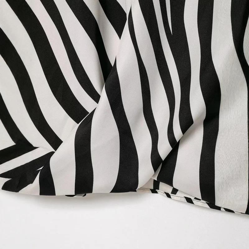 Damen Seidige Oversize-Bluse mit Zebra-Streifen und Federbesatz Drune
