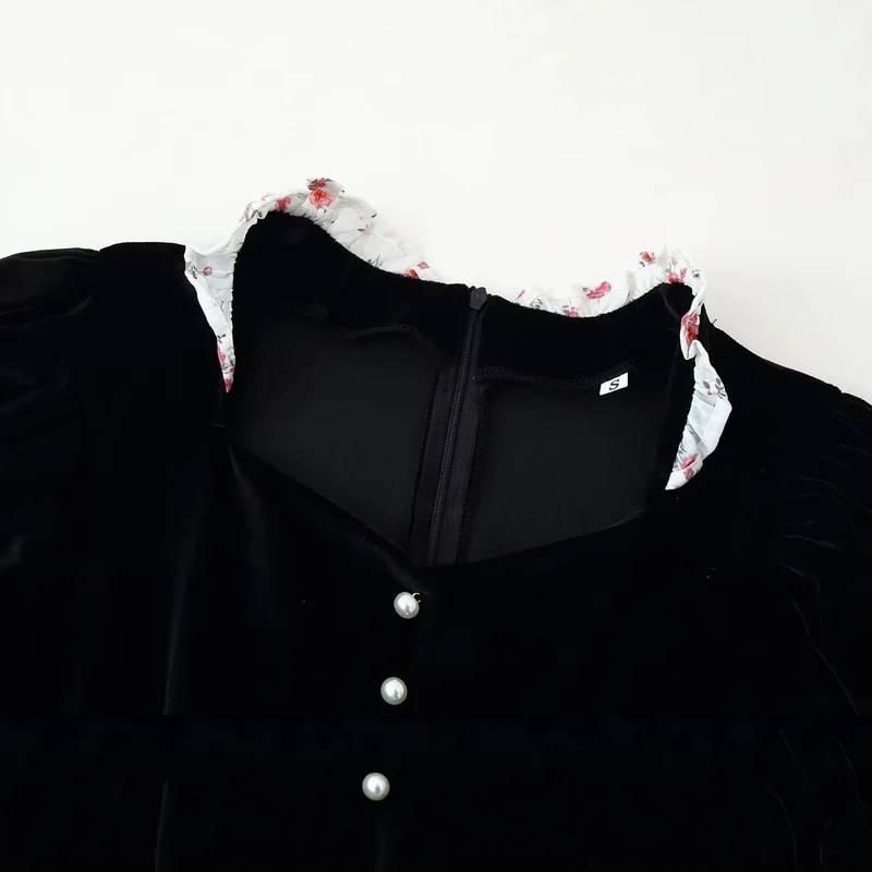 Damen Samt-Cropped-Jacke mit spitzem Schößchen, Perlenknopfleiste und Rüschenärmeln Drune
