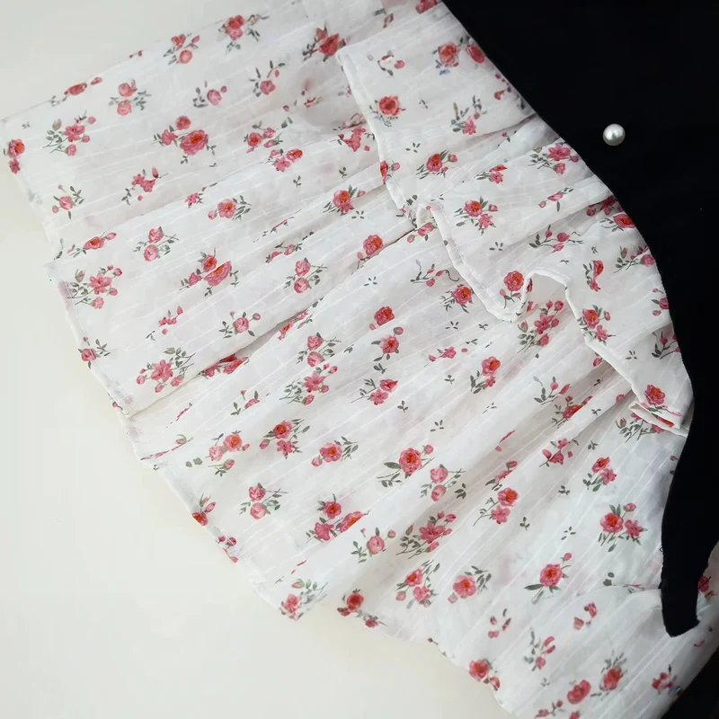 Damen Samt-Cropped-Jacke mit spitzem Schößchen, Perlenknopfleiste und Rüschenärmeln Drune