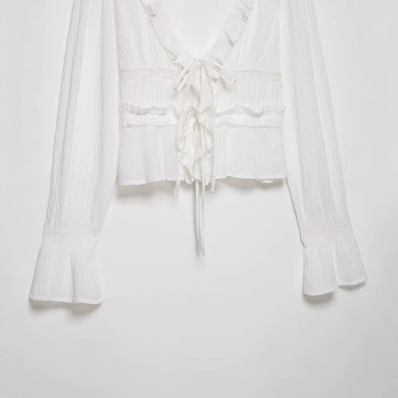 Damen Romantische Spitzenbluse mit tiefem V‑Ausschnitt, Rüschen und Bindebändern Drune