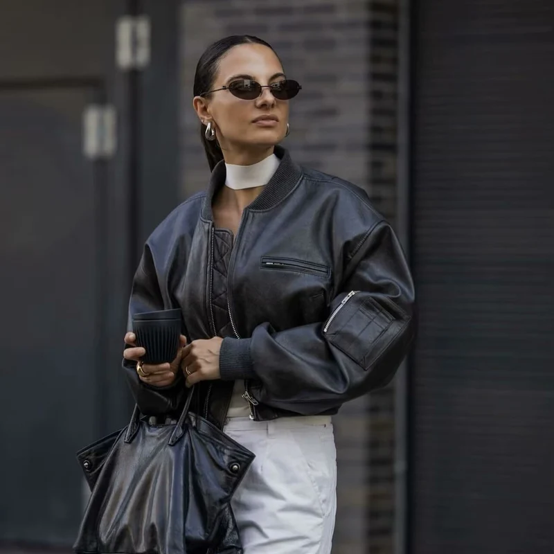 Damen Cropped-Bomberjacke in Vintage-Lederoptik mit Ärmeltasche und breitem Rippbündchen Drune
