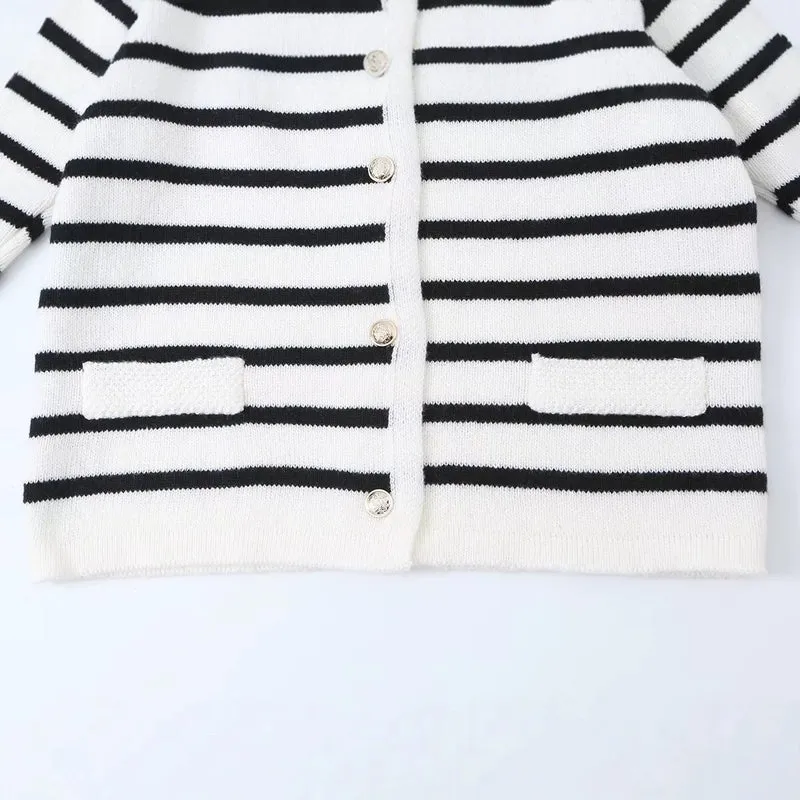Damen Gestreifte Feinstrick‑Cardigan mit Rundhalsausschnitt, aufgesetzten Taschen und Zierknöpfen Drune