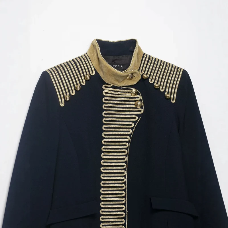 Damen Cropped Militärjacke im Parade‑Look mit goldener Kordelverzierung und Samtmanschetten Drune