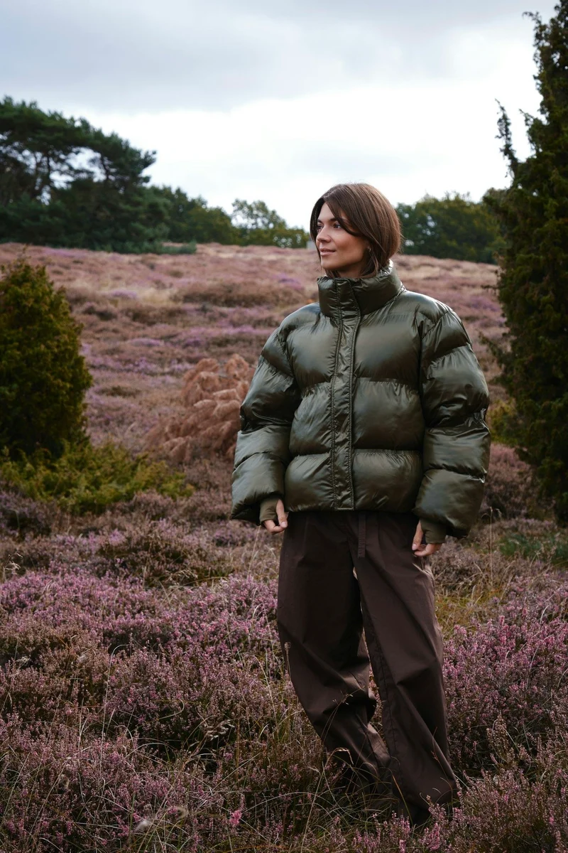 Rhea Shiny Puffer Jacket | Olive | Jakke fra Neo Noir