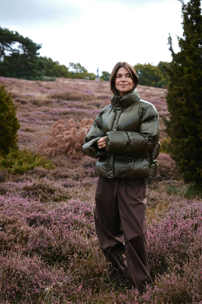 Rhea Shiny Puffer Jacket | Olive | Jakke fra Neo Noir