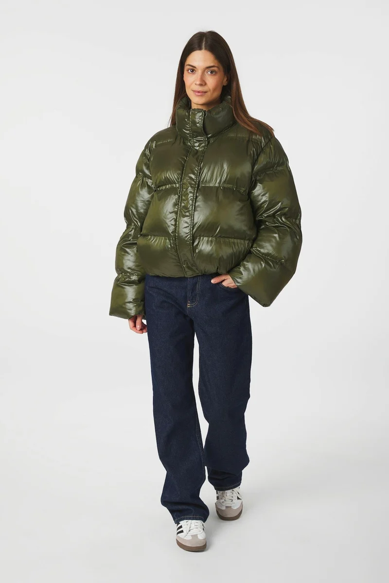 Rhea Shiny Puffer Jacket | Olive | Jakke fra Neo Noir