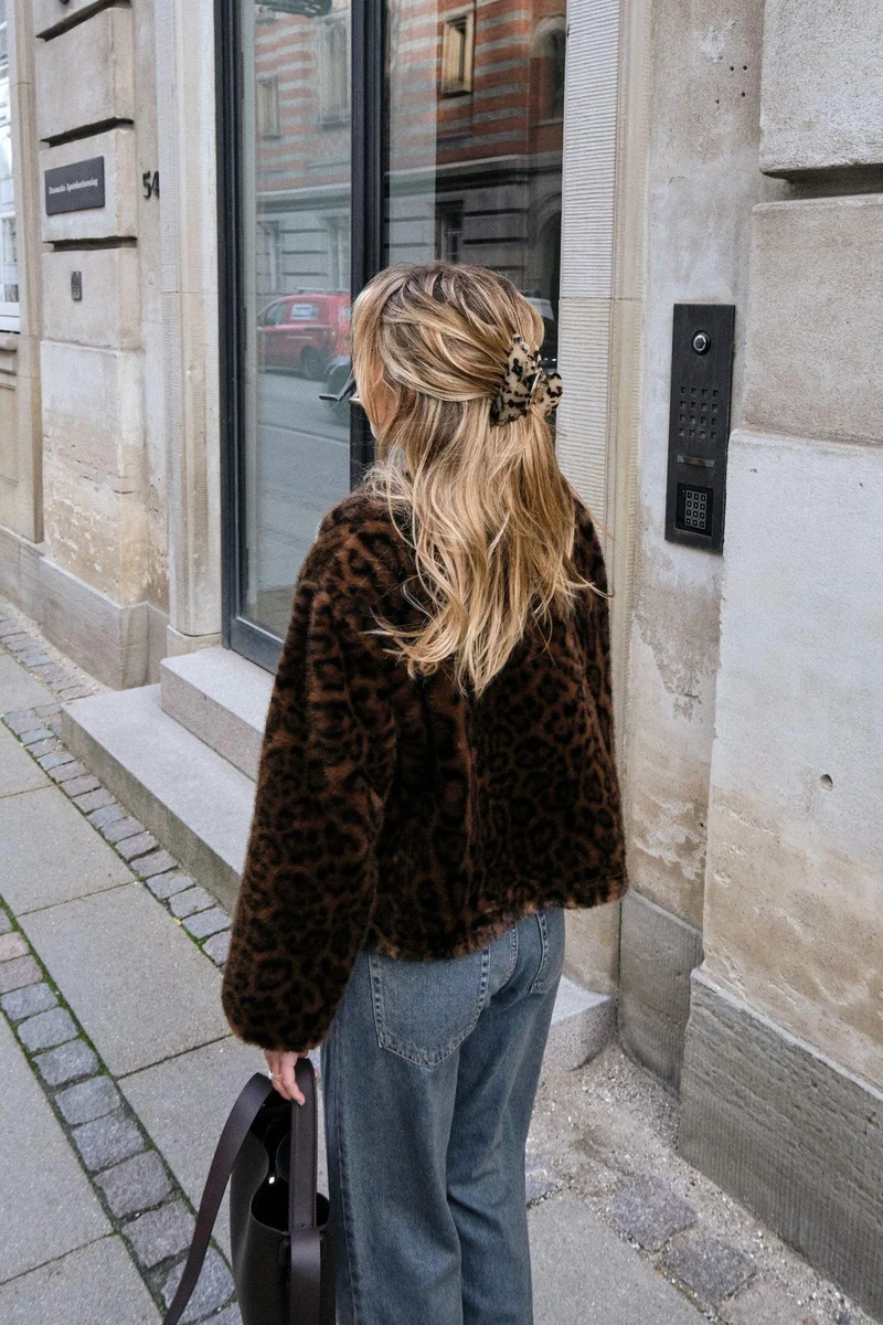 Melodie Leo Faux Fur Jacket | Brun | Jakke fra Neo Noir