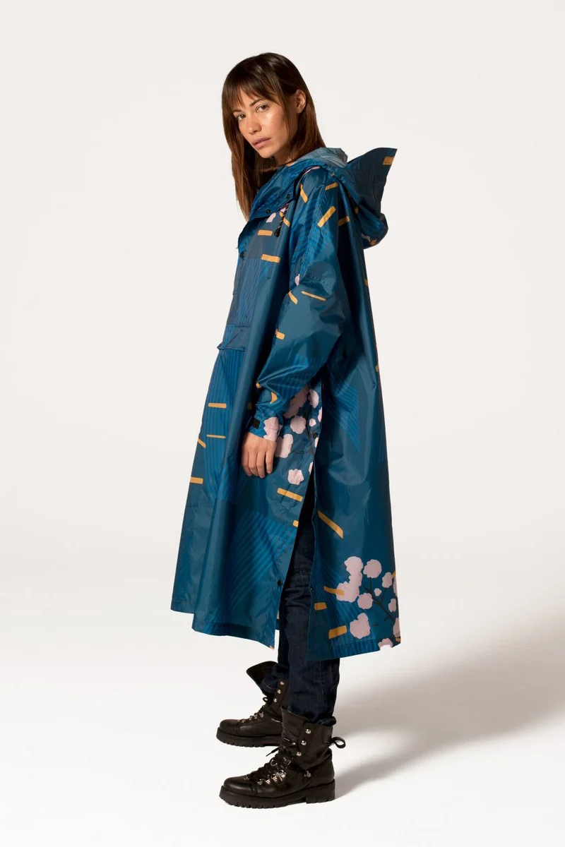 Japanese Blossom Poncho | Blue | Regnponcho fra Rainkiss