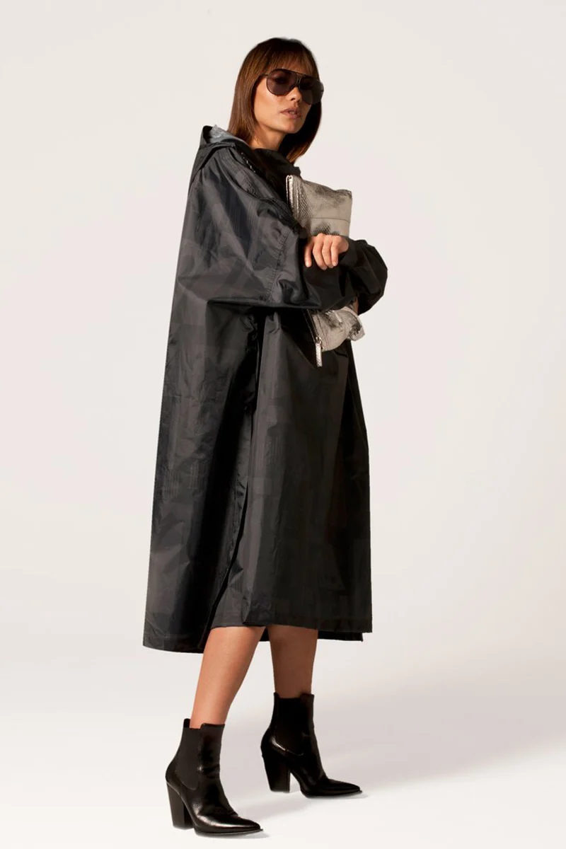 Back to Black Art Camo Poncho | Black | Regnponcho fra Rainkiss