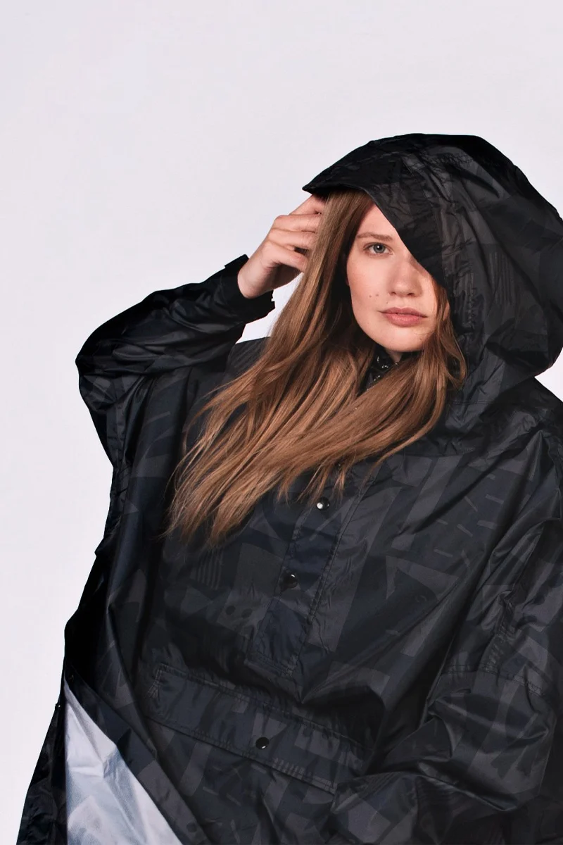 Back to Black Art Camo Poncho | Black | Regnponcho fra Rainkiss