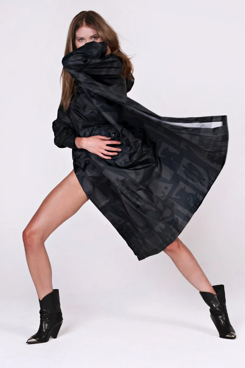 Back to Black Art Camo Poncho | Black | Regnponcho fra Rainkiss